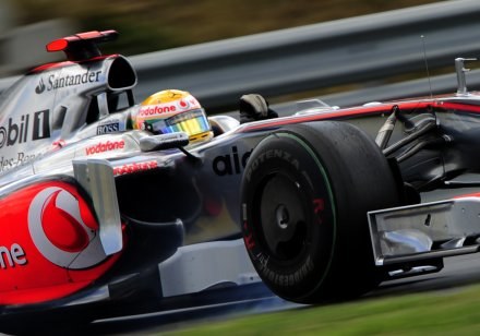 Lewis Hamilton zmierza po zwycięstwo w GP Węgier /AFP