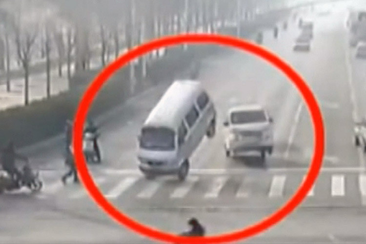 "Lewitujące" samochody. Co się stało w Chinach? /YouTube