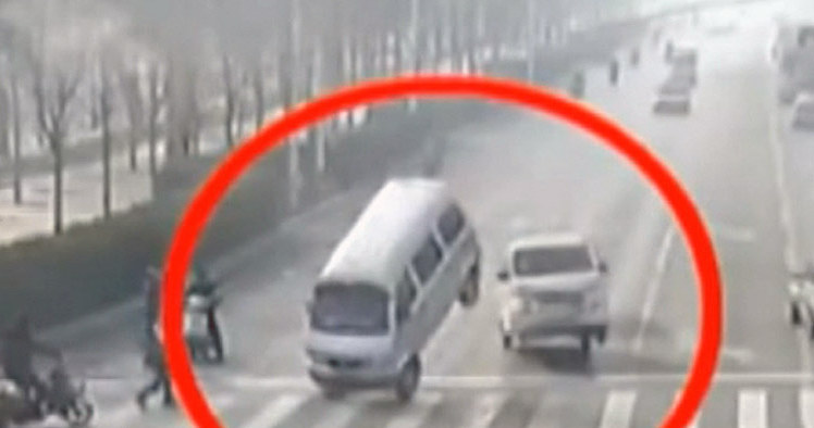"Lewitujące" samochody. Co się stało w Chinach? /YouTube