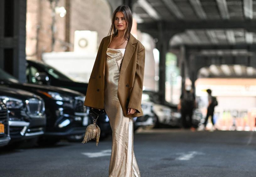 Lexi Wood na slip dress narzuciła marynarkę / Daniel Zuchnik / Contributor /Getty Images