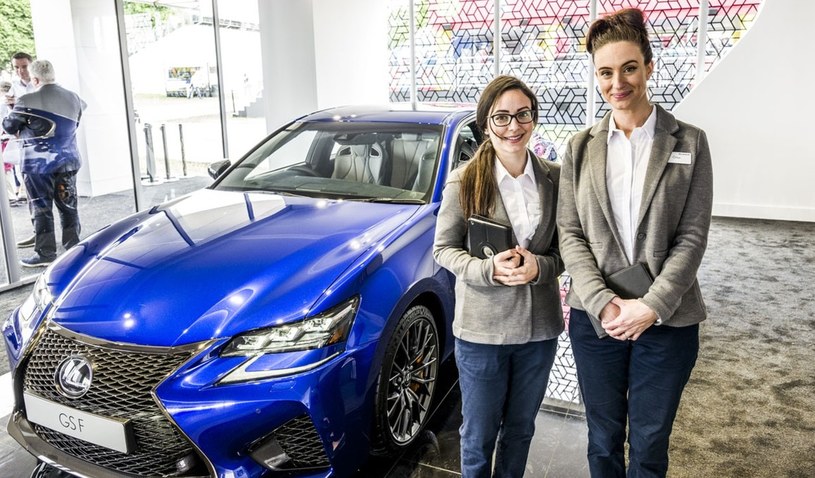 Lexus chciałby, aby również kobiety były stałymi klientkami jego salonów /Informacja prasowa
