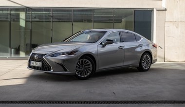 Lexus ES 300h to luksusowy mistrz oszczędzania. Ale ma jedną wadę