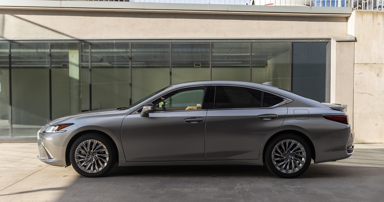 Lexus ES ma 4975 mm długości /Karol Tynka