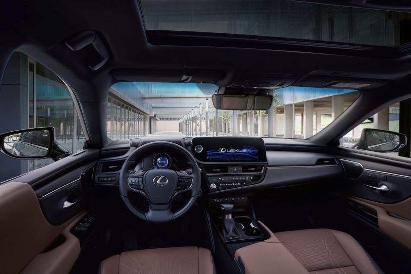 Lexus ES na rok modelowy 2023 otrzymał nowy system multimedialny. /Lexus /materiały prasowe