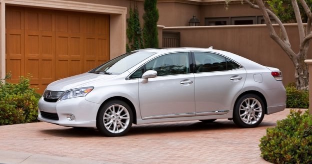 Lexus HS 250h to model klasy średniej z napędem hybrydowym, zbudowany na płycie Avensisa i oferowany w USA. Z powodu niskiej sprzedaży niedawno wycofano go z oferty. /Lexus