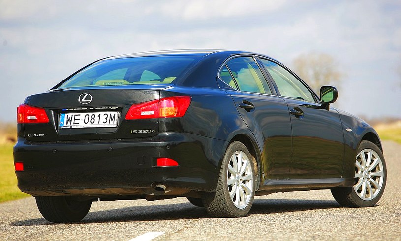 Lexus IS II występuje jako sedan i kabrio. Kombi nie oferowano. /Motor