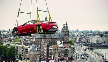 Lexus LC 500 nad dachami Amsterdamu
