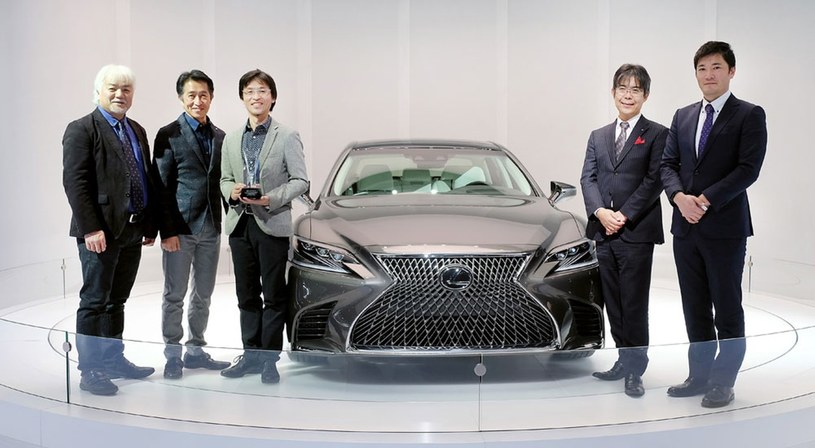 Lexus LS i jego projektanci odbierający nagrodę /Informacja prasowa