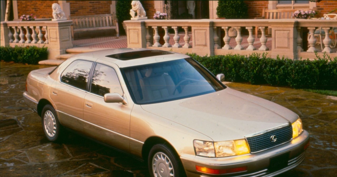 Lexus LS pierwszej generacji został zaprezentowany w 1989 roku na salonie w Detroit.