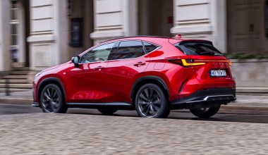 Lexus NX 450h+ F Sport kosztuje o 100 tys. zł więcej niż RAV4. Hit marki w teście