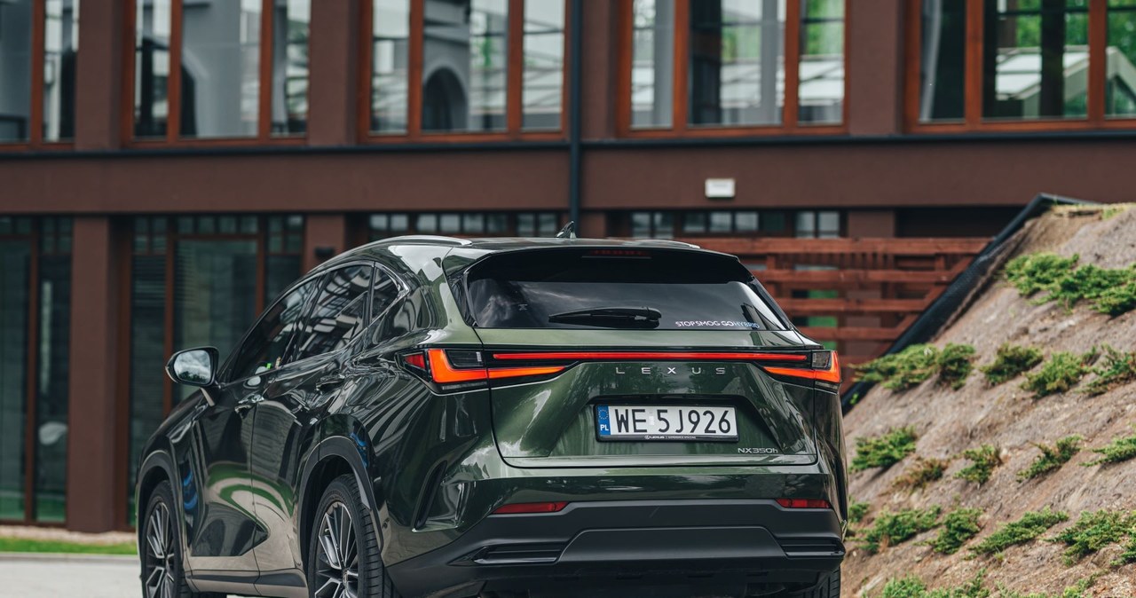 Lexus NX dostępny jest tylko z układami hybrydowymi - jako klasyczna hybryda i hybryda typu plug-in.