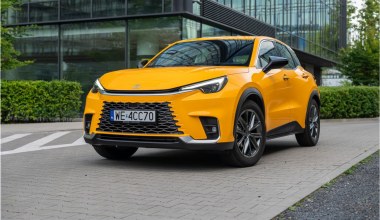 Lexus stawia na bogate wyposażenie w podstawie. Konkurencja wymaga dopłaty