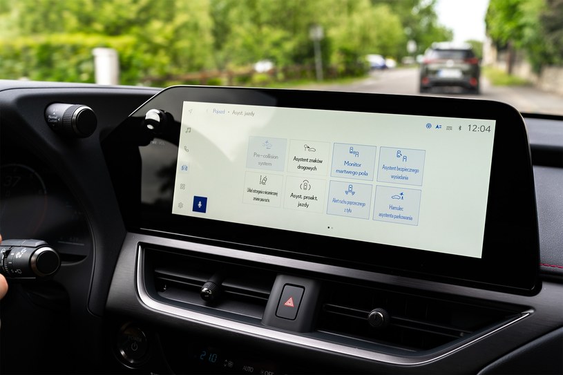 Lexus UX 300h ma masę nowoczesnych systemów i asystentów kierowcy. Można je dezaktywować w łatwy sposób. /Jan Guss-Gasiński