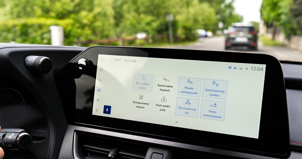 Lexus UX 300h ma masę nowoczesnych systemów i asystentów kierowcy. Można je dezaktywować w łatwy sposób. /Jan Guss-Gasiński