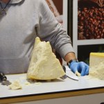 Leżakował 27 lat. Najdroższy serowy "staruszek" w końcu otwarty. Jak smakuje?