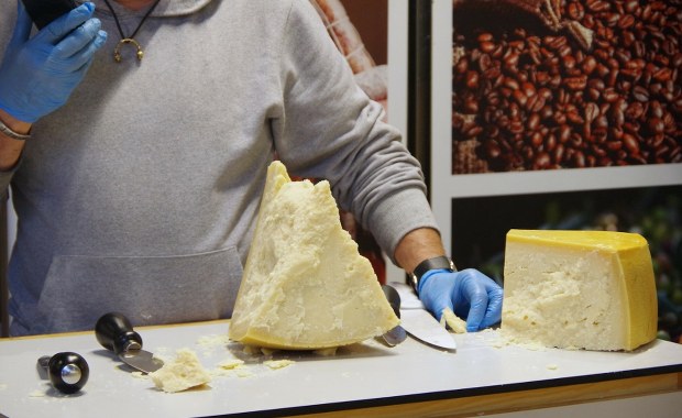 Leżakował 27 lat. Najdroższy serowy "staruszek" w końcu otwarty. Jak smakuje?