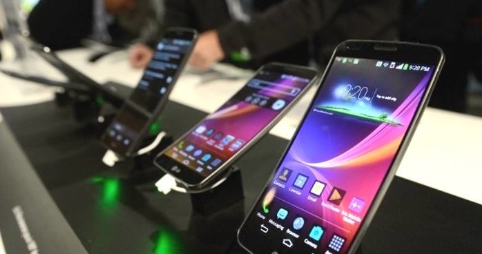 LG G Flex - zakrzywiony smartfon, który oferował samoregenerującą się obudowę /AFP