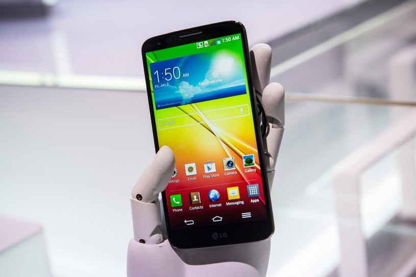 LG G2 - to bez wątpienia będzie jeden z najmocniejszych pretendentów do tytułu "Smartfon roku 2013" /AFP
