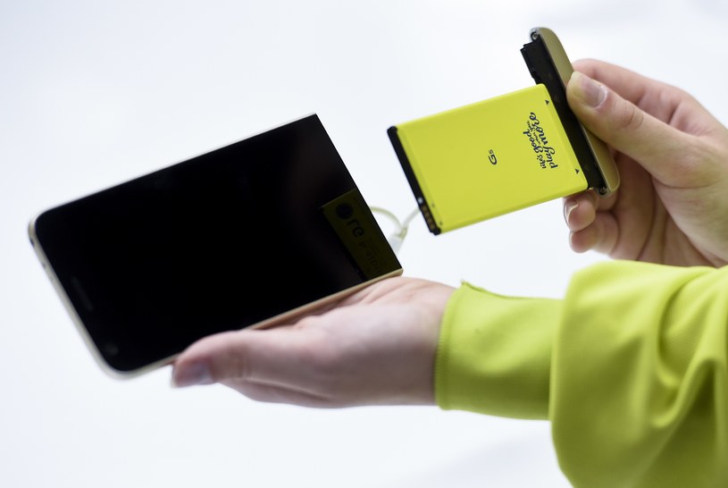 LG G5 to pierwszy modułowy smartfon /AFP