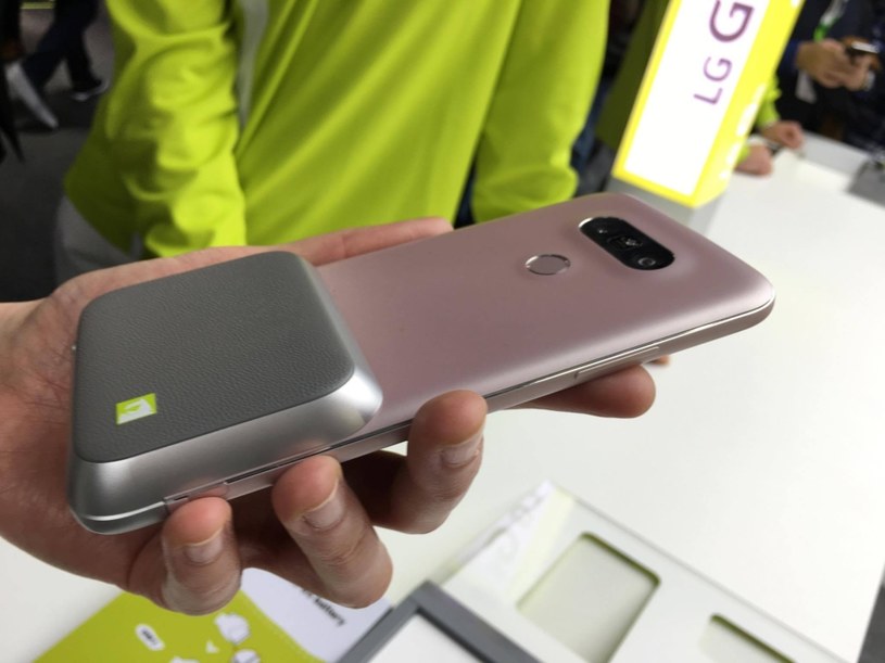 LG G5 z dodatkową baterią i opcjonalnymi przyciskami do obsługi aparatu zarazem /INTERIA.PL