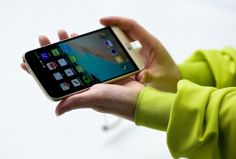 LG G6 znów nie będzie typowym smartfonem /AFP