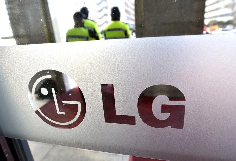 LG - gigant rynku produkcji wyświetlaczy - planuje prezentację elastycznego smartfonu /AFP