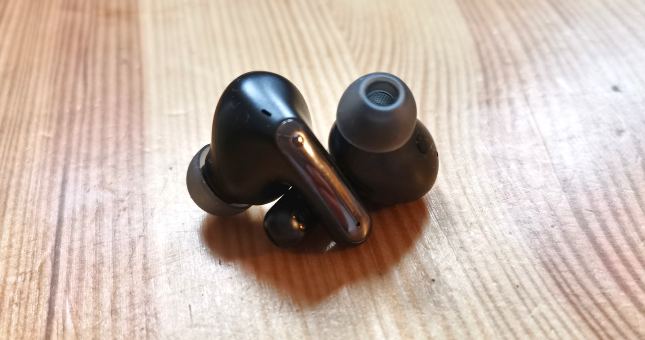 LG Tone Free FP8 - słuchawki łączą się (magnes) po wyjęciu - w ten sposób trudniej zgubić jedną słuchawkę /INTERIA.PL