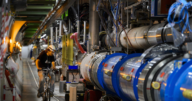 LHC wznawia pracę. Czy pozwoli odpowiedzieć na najtrudniejsze pytania? /AFP