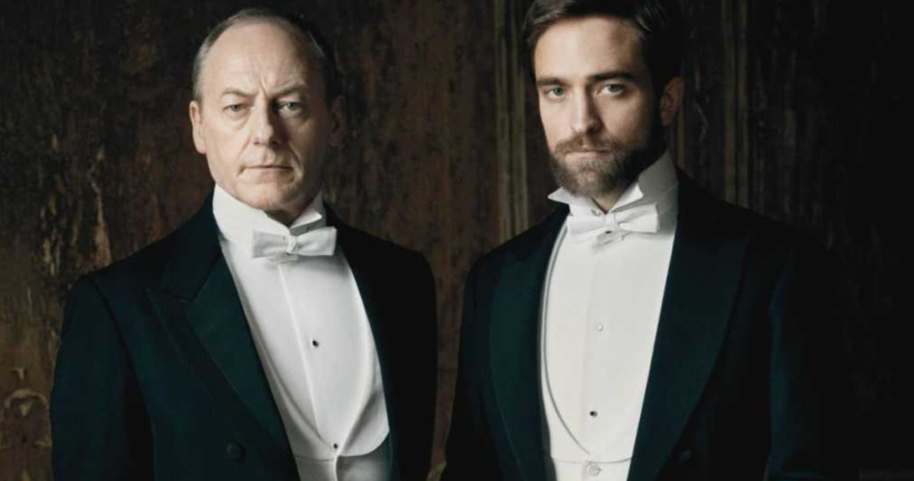 Liam Cunningham i Robert Pattinson na planie "Dzieciństwa wodza" /materiały prasowe