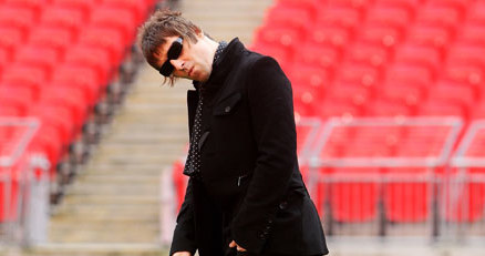 Liam Gallagher pokazuje młodym miejsce w szeregu fot. Dave Hogan /Getty Images/Flash Press Media
