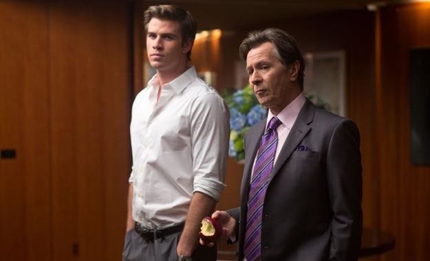 Liam Hemsworth i Gary Oldman w filmie "Paranoja" /materiały prasowe