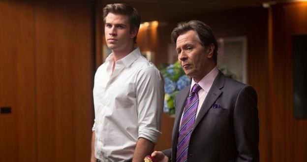 Liam Hemsworth i Gary Oldman w filmie "Paranoja" /materiały prasowe