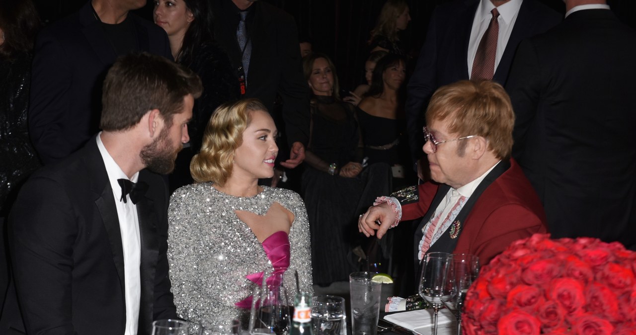 Liam Hemsworth i Miley Cyrus, na zdj. z Eltonem Johnem /Vivien Killilea /Getty Images