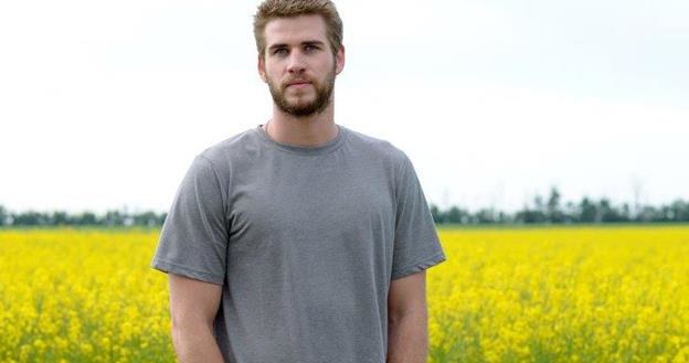 Liam Hemsworth w scenie z filmu "Miasteczko Cut Bank" /materiały dystrybutora