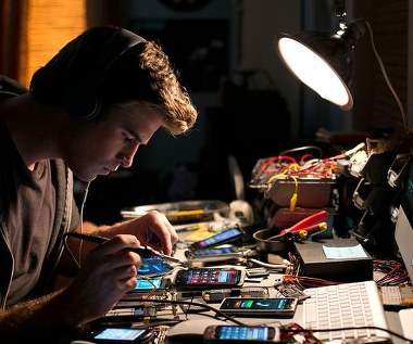 Liam Hemsworth w scenie z filmu "Paranoja"