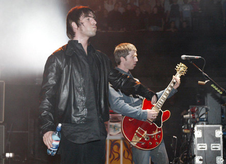 Liam i Noel Gallagherowie podczas występu w 2002 roku - fot. Dave Hogan /Getty Images/Flash Press Media