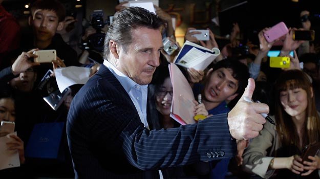 Liam Neeson pokazuje, że jest gotowy na wojnę - fot. Chung Sung-Jun /Getty Images/Flash Press Media