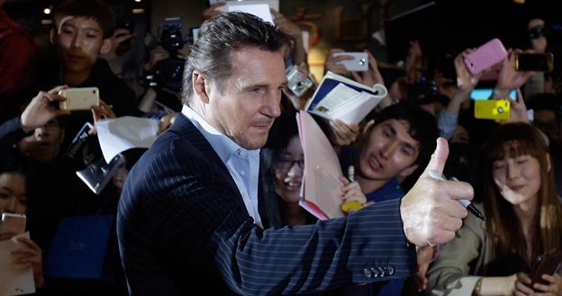 Liam Neeson pokazuje, że jest gotowy na wojnę - fot. Chung Sung-Jun /Getty Images/Flash Press Media