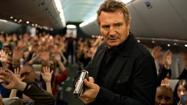 Liam Neeson w scenie z thrillera "Non-Stop" /materiały prasowe
