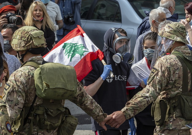 Liban: Podpalone banki i starcia z wojskiem - protesty wywołane upadkiem narodowej waluty /NABIL MOUNZER   /PAP/EPA
