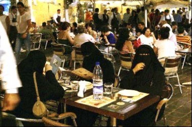 Libanki w restauracji w centrum Bejrutu /AFP