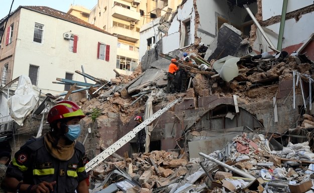 Libańscy ratownicy i zespół z Chile przeszukują ruiny budynku /WAEL HAMZEH /PAP/EPA