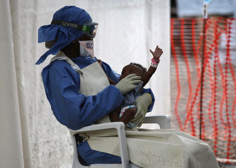 Liberia, styczeń 2015. Pielęgniarka opiekuje się dziewczynką z objawami eboli. /Getty Images