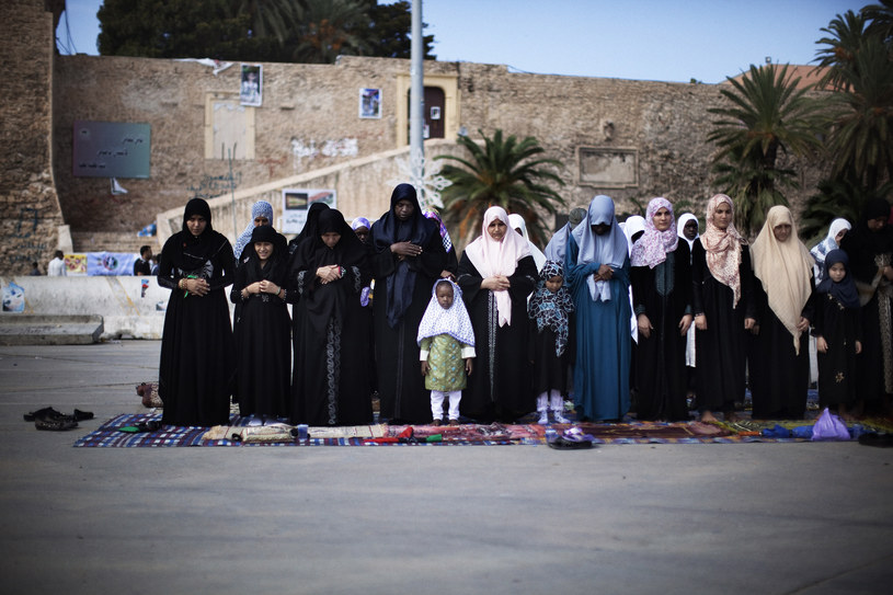 Libijskie kobiety podczas wspólnej modlitwy /AFP
