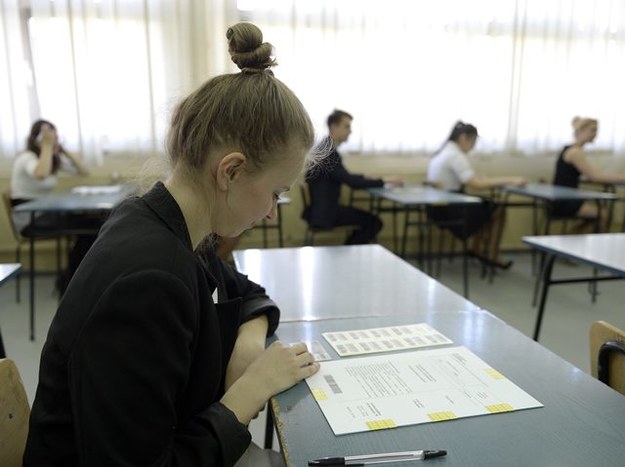 Licealistka w trakcie pisania matury /Darek Delmanowicz /PAP