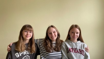 Licealistki pomagają ósmoklasistom