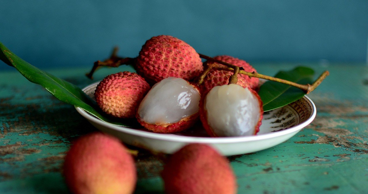 Лічі чудово смакує в десертах, салатах та коктейлях /pixabay.com