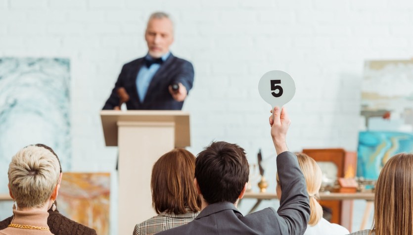 Licytacje komornicze. Mieszkanie lub samochód możesz kupić za bezcen, ale jest haczyk