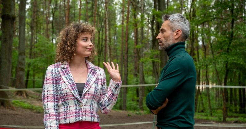 Licytację wygra Róża, co Benia, znającego charakter Wandy, od razu zaniepokoi /Źródło: AIM