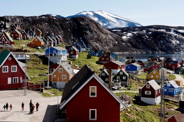Licząca 56 tys. mieszkańców Grenlandia to największa wyspa świata /LINDA KASTRUP  /PAP/EPA